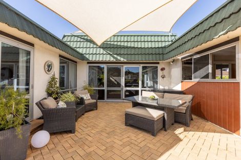 Photo of property in 14 D'arcy Place, Taradale, Napier, 4112