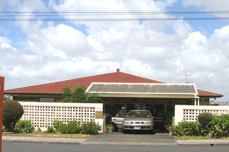 Photo of property in 2/11 Castor Bay Road, Castor Bay, Auckland, 0620