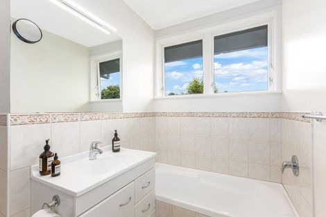 Photo of property in 5 Christina Grove, Normandale, Lower Hutt, 5010