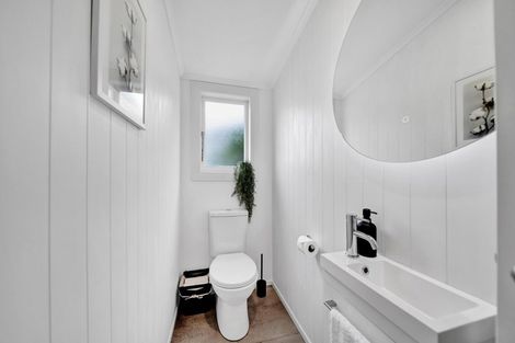 Photo of property in 9 Mayfair Place, Westown, New Plymouth, 4310
