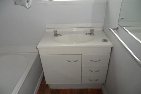 Photo of property in 1 Reid Road, New Lynn, Auckland, 0600