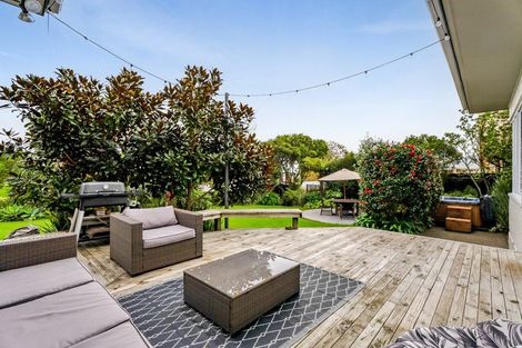 Photo of property in 10 Strandon Place, Strandon, New Plymouth, 4312