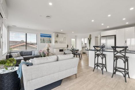 Photo of property in 15 Rosario Crescent, Red Beach, 0932