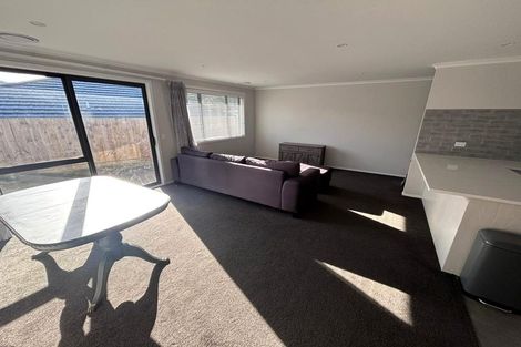 Photo of property in 5 Rewarewa Way, Timberlea, Upper Hutt, 5018