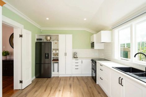 Photo of property in 14 Cameron Road, Bluff Hill, Napier, 4110