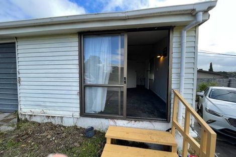 Photo of property in 22 Cliff View Drive, Green Bay, Auckland, 0604