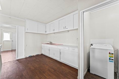 Photo of property in 37 Queen Mary Avenue, New Lynn, Auckland, 0600