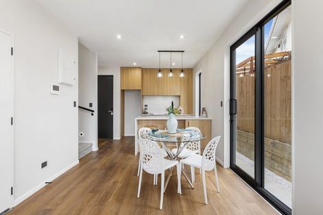 Photo of property in 121 Reeves Road, Pakuranga Heights, Auckland, 2010