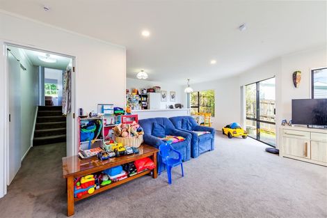 Photo of property in 2/20 Barbados Drive, Unsworth Heights, Auckland, 0632