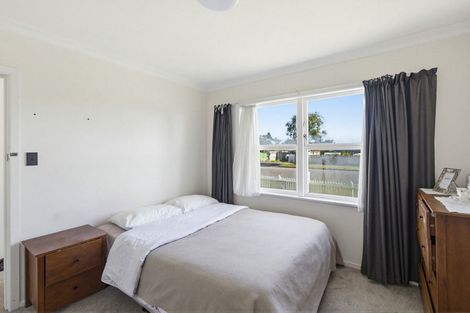 Photo of property in 32 Queenwood Road, Levin, 5510