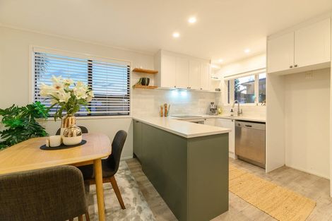 Photo of property in 17 Foyle Place, Glendene, Auckland, 0602