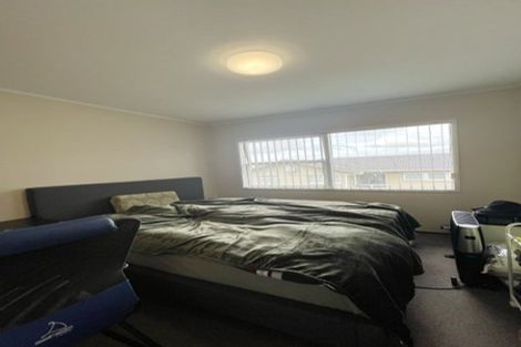 Photo of property in 12 Holdaway Avenue, Northcote, Auckland, 0627