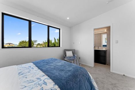 Photo of property in 2/18 Sylvan Crescent, Te Atatu South, Auckland, 0610