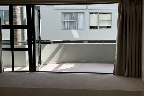 Photo of property in 8/19 Ocean View Road, Hillcrest, Auckland, 0627