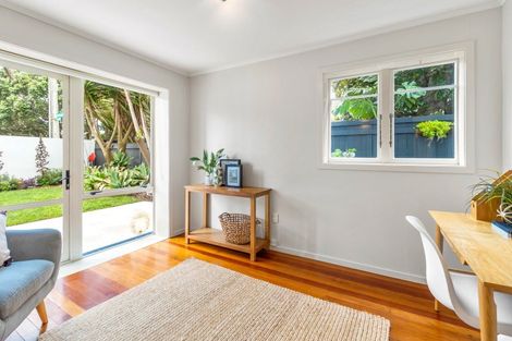 Photo of property in 22 Tiri Road, Milford, Auckland, 0620