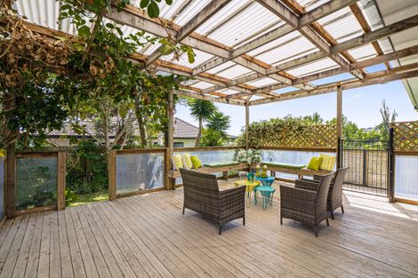 Photo of property in 12 Landsdale Place, Massey, Auckland, 0614