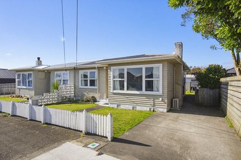 Photo of property in 32 Queenwood Road, Levin, 5510