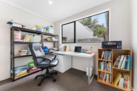 Photo of property in 4 Raphael Place, West Harbour, Auckland, 0618