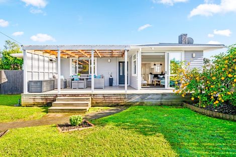 Photo of property in 4 Rixon Place, Te Atatu Peninsula, Auckland, 0610