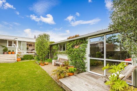 Photo of property in 55 Graham Avenue, Te Atatu Peninsula, Auckland, 0610