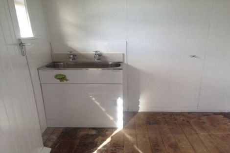 Photo of property in 35 Taipari Road, Te Atatu Peninsula, Auckland, 0610