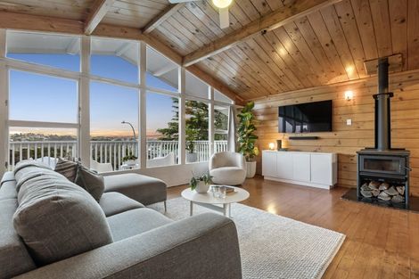 Photo of property in 27 Valley View Road, Glenfield, Auckland, 0629