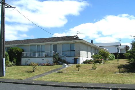 Photo of property in 124 Onewa Road, Northcote, Auckland, 0627