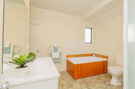 Photo of property in 15u6 Glanmire Road, Newlands, Wellington, 6037