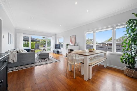 Photo of property in 20 Bradbury Road, Botany Downs, Auckland, 2010