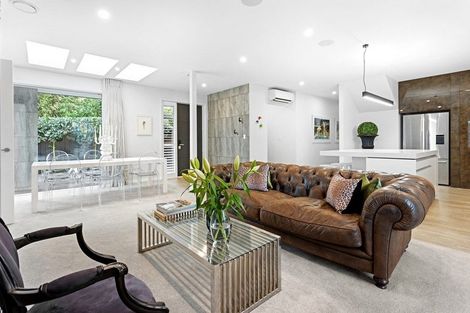 Photo of property in 2 Snowdon Road, Fendalton, Christchurch, 8052