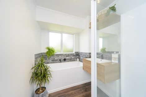 Photo of property in 97 Hillcrest Drive, Kelvin Grove, Palmerston North, 4414