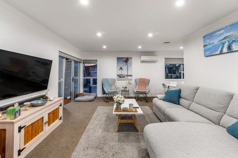 Photo of property in 2 Katrina Place, Massey, Auckland, 0614