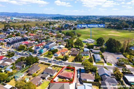 Photo of property in 54 Neil Avenue, Te Atatu Peninsula, Auckland, 0610