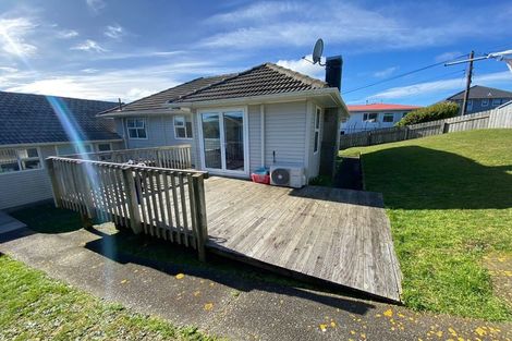 Photo of property in 32 Kenmore Street, Newlands, Wellington, 6037