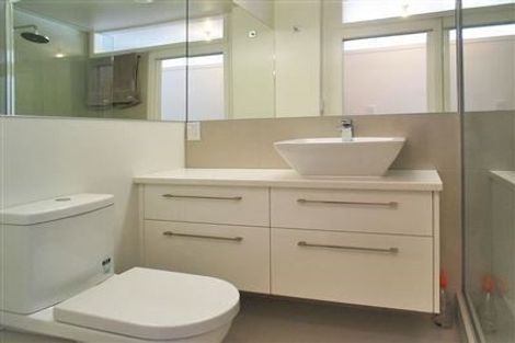 Photo of property in 2f3 Oriental Terrace, Mount Victoria, Wellington, 6011