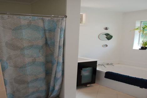 Photo of property in 40f2 Salford Street, Newlands, Wellington, 6037