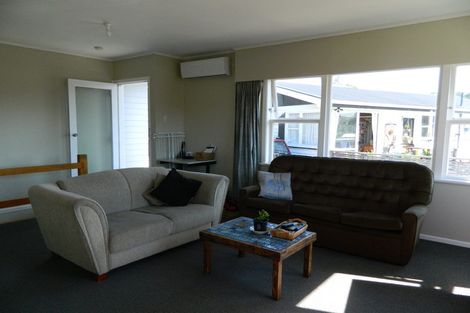 Photo of property in 3 Merritt Way, Newlands, Wellington, 6037