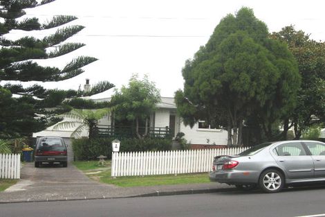 Photo of property in 9 Kaipatiki Road, Glenfield, Auckland, 0629