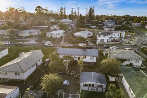 Photo of property in 22 Sarona Avenue, Glen Eden, Auckland, 0602