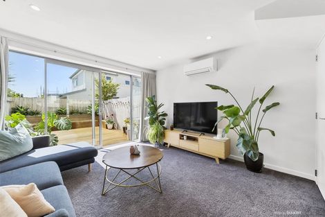 Photo of property in 2u7 Stone Street, Miramar, Wellington, 6022