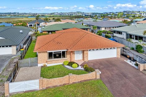 Photo of property in 15 Kath Hopper Drive, Orewa, 0931