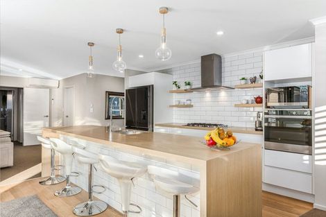 Photo of property in 86 Queen Charlotte Drive, Aotea, Porirua, 5024