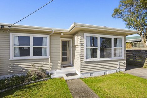 Photo of property in 32 Queenwood Road, Levin, 5510