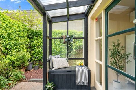 Photo of property in 33 Old Lake Road, Narrow Neck, Auckland, 0624
