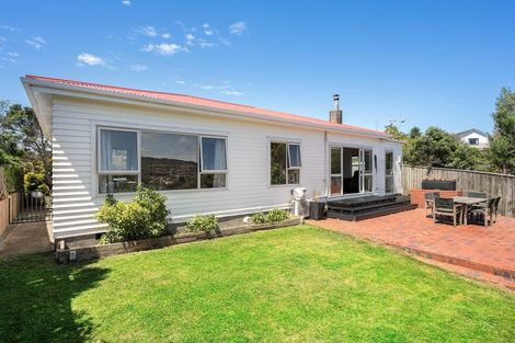 Photo of property in 70 Glanmire Road, Newlands, Wellington, 6037