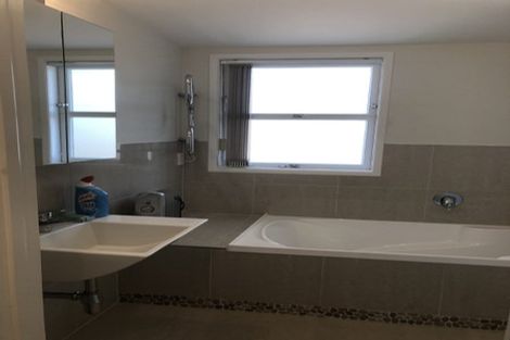 Photo of property in 2/9 College Road, Northcote, Auckland, 0627