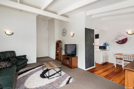 Photo of property in 7 Merville Avenue, Te Atatu South, Auckland, 0610