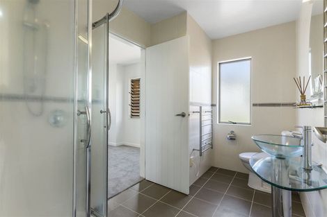 Photo of property in 14 Spoonbill Place, Unsworth Heights, Auckland, 0632