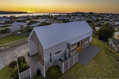 Photo of property in 2 Rangeview Rise, Foxton Beach, Foxton, 4815