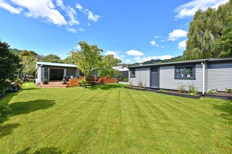 Photo of property in 4 Pinehaven Road, Pinehaven, Upper Hutt, 5019